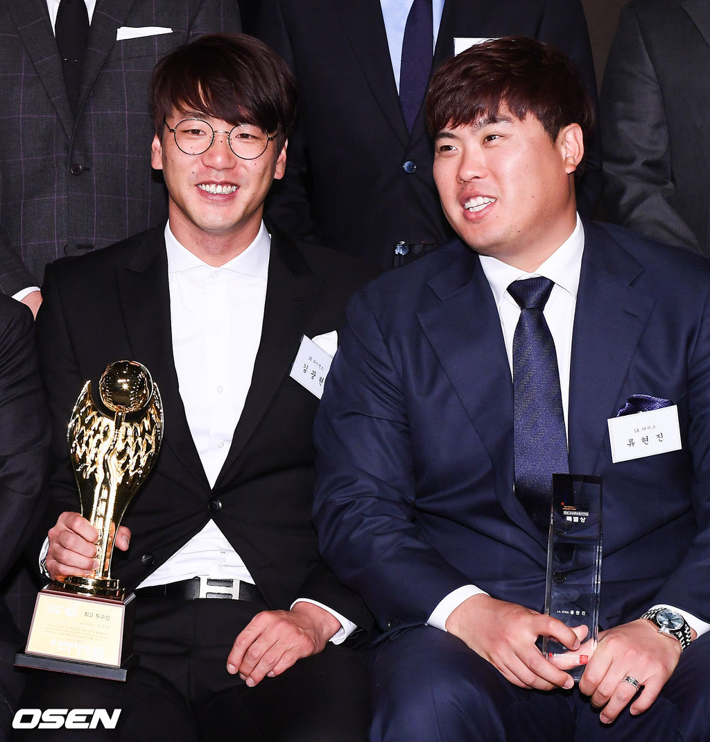 4일 오전 서울 플라자호텔에서 진행된 2018 조아제약프로야구대상 시상식에서 김광현과 류현진이 미소 짓고 있다./soul1014@osen.co.kr
