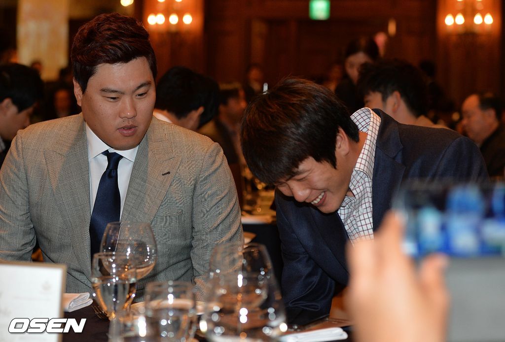 5일 오전 서울 논현동 임피리얼 팰리스 호텔에서 진행된 '2013 홀해의 상' 시상식에서 LA 다저스 류현진과 SK 김광현이 시상식 시작을 앞두고 대화를 나누고 있다.