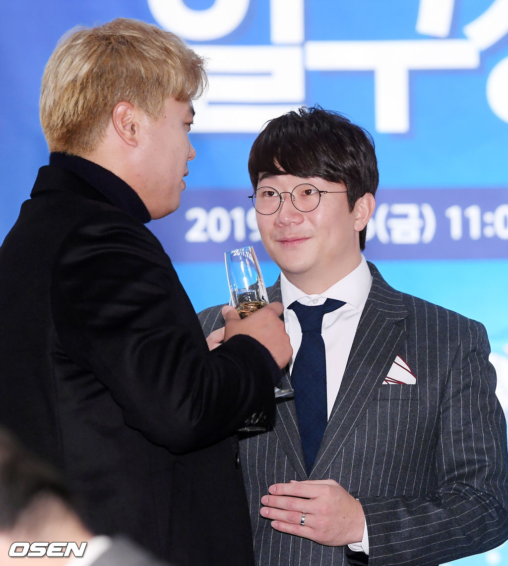 일구대상을 수상한 KIA 양현종이 시상자로 나선 LA 다저스 류현진과 함께 건배를 한 후 샴페인을 마시고 있다. / rumi@osen.co.kr