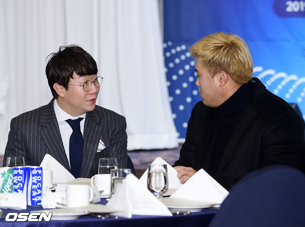 시상식전 양현종과 류현진이 즐겁게 얘기를 나누고 있다. / rumi@osen.co.kr