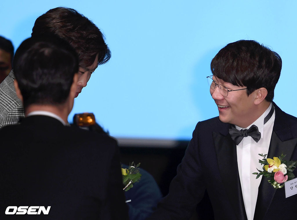 시상식에 앞서 LA다저스 류현진이 KIA 양현종과 인사를 나누고 있다./sunday@osen.co.kr