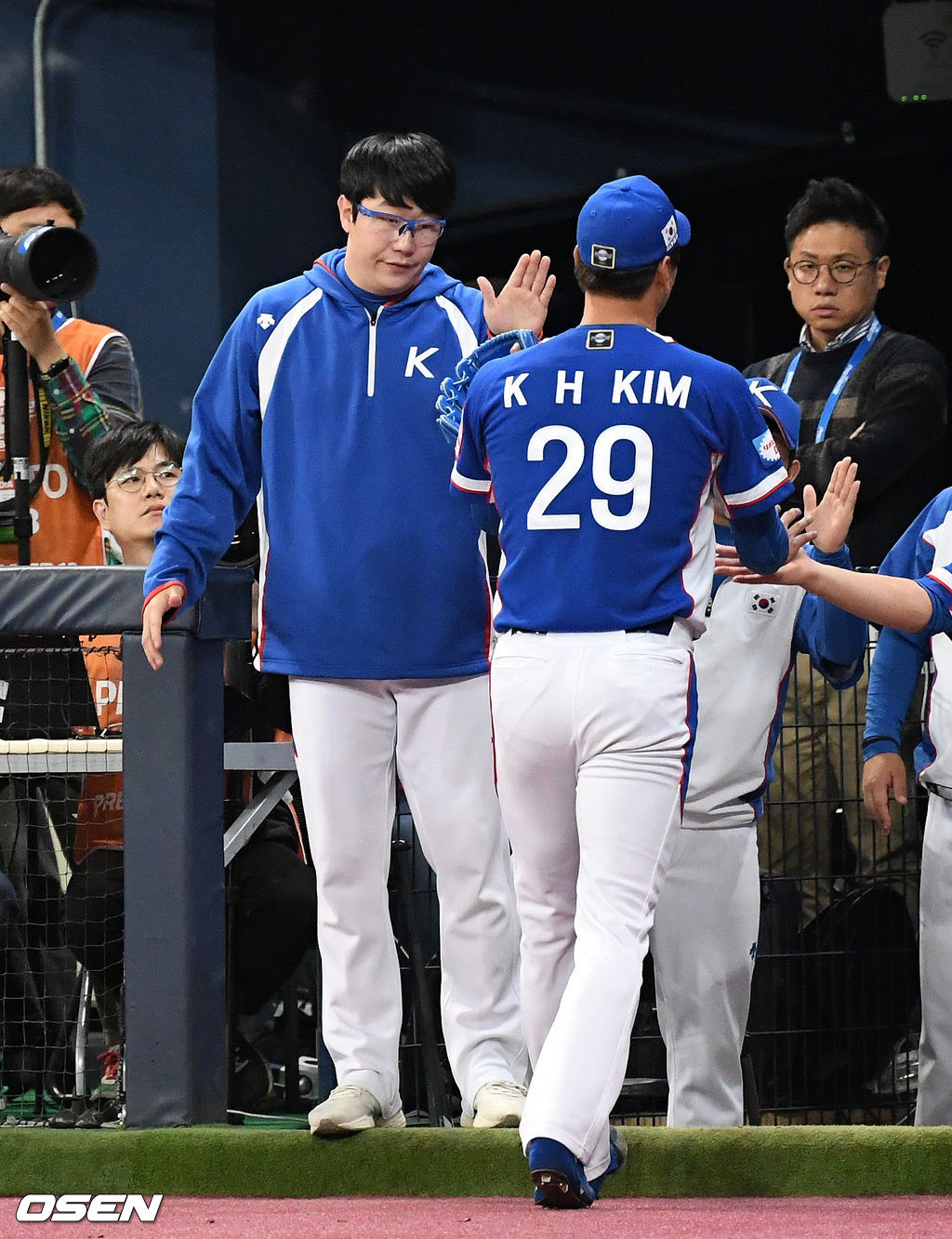 7일 오후 서울 고척스카이돔에서 '2019 세계야구소프트볼연맹(WBSC) 프리미어12' 예선 C조 대한민국과 캐나다의 경기가 열렸다.6회말 수비를 마친 대한민국 김광현이 양현종의 하이파이브를 받으며 더그아웃으로 가고 있다./sunday@osen.co.kr