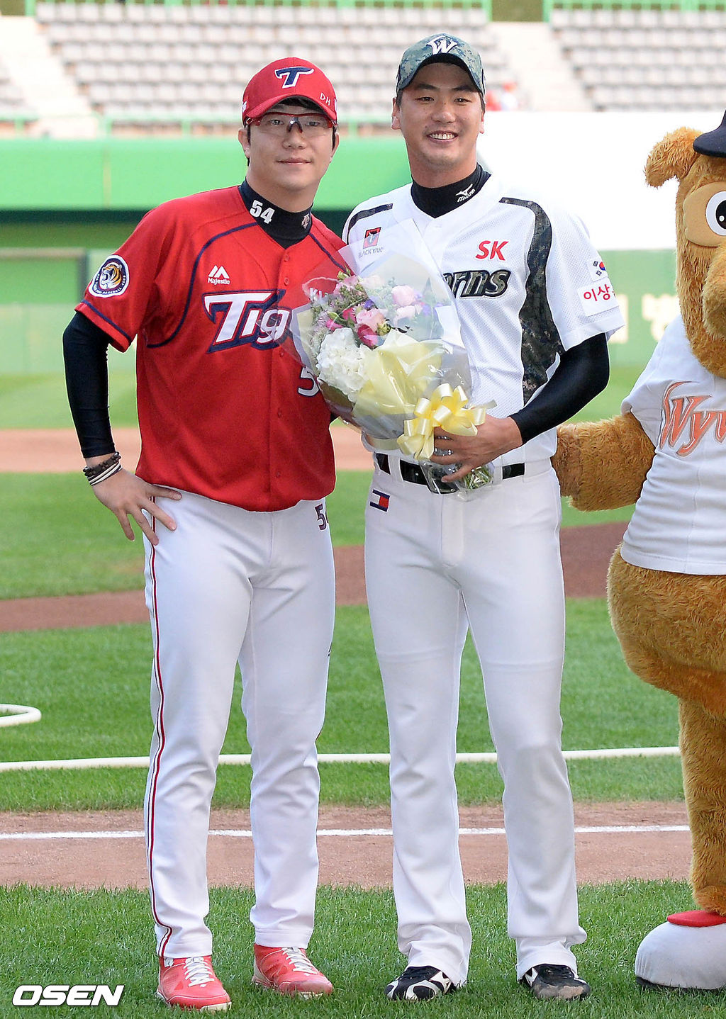 21일 오후 인천 SK행복드림구장에서 열린 '2015 타이어뱅크 KBO 리그' SK 와이번스와 KIA 타이거즈의 경기 시작전 양현종이 김광현의 1,000 탈삼진 달성 시상식에서 김광현과 기념촬영을 하고 있다.