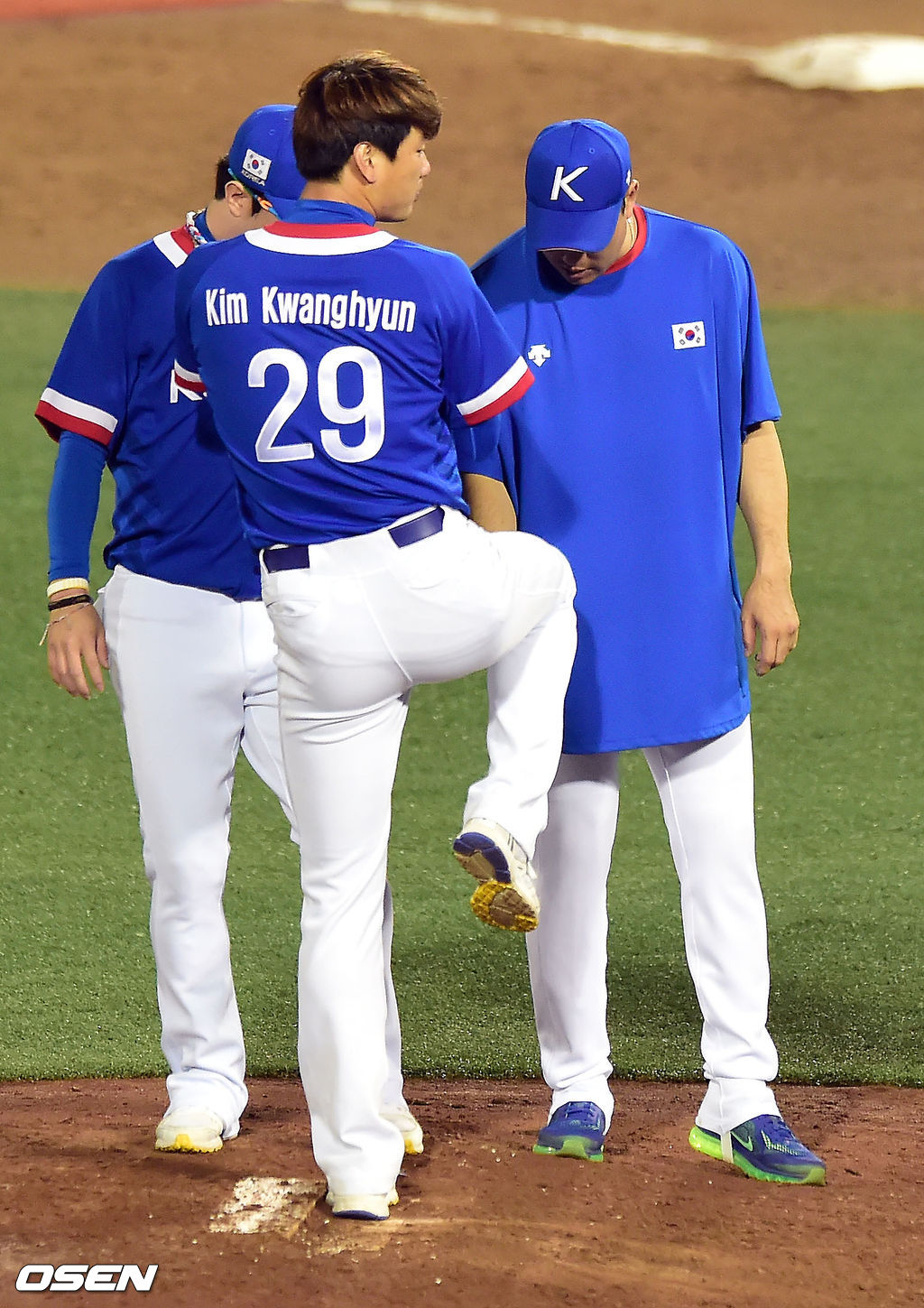 경기 종료 후 봉중근, 양현종, 김광현이 마운드를 점검하고 있다. / youngrae@osen.co.kr