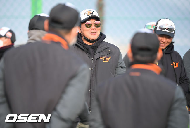 단장 스페셜 어시스턴트로 참여한 김태균이 미소 짓고 있다. / soul1014@osen.co.kr