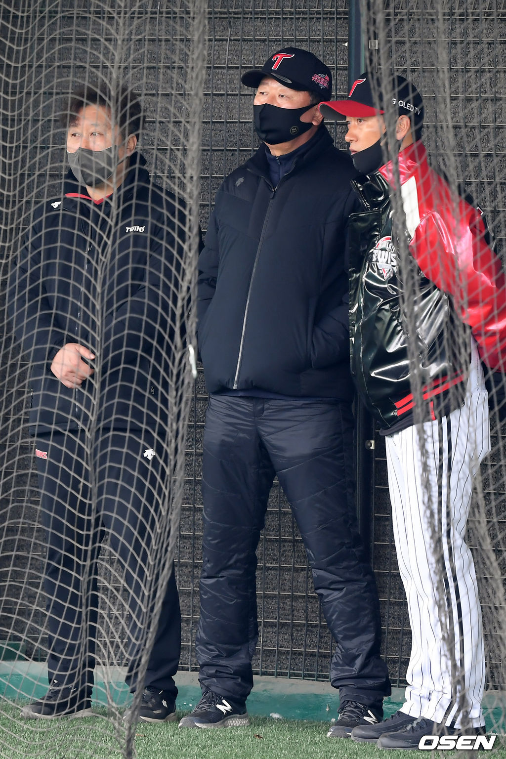 LG 트윈스가 14일 경기도 이천시 LG챔피언스파크에서 2021시즌을 준비하는 스프링캠프를 차리고 담금질에 나섰다.  선동열 전 국가대표팀 감독이 LG 투수들의 피칭을 지켜보고 있다. /cej@osen.co.kr