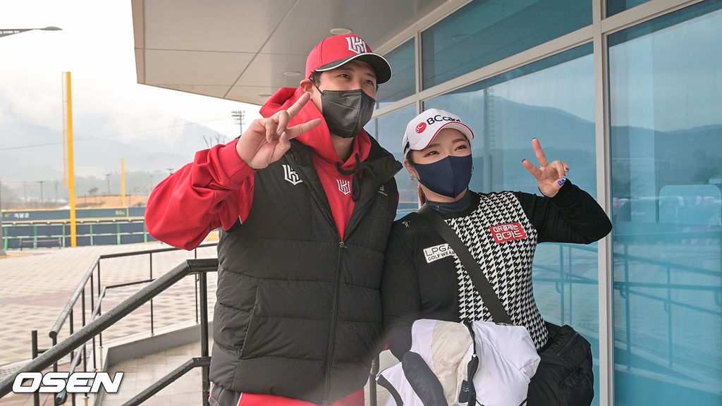 이날 응원차 KT 스프링캠프를 방문한 골프선수 장하나가 황재균과 포즈를 취하고 있다.  / soul1014@osen.co.kr