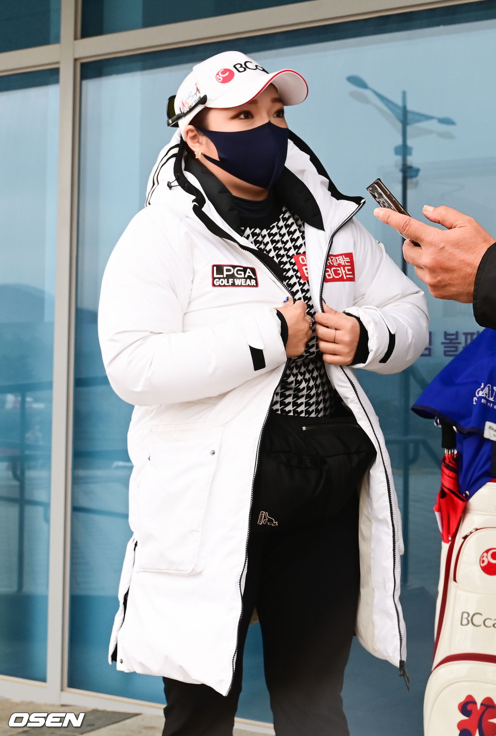 이날 응원차 KT 스프링캠프를 방문한 골프선수 장하나가 박철영 코치와 이야기를 나누고 있다.  / soul1014@osen.co.kr