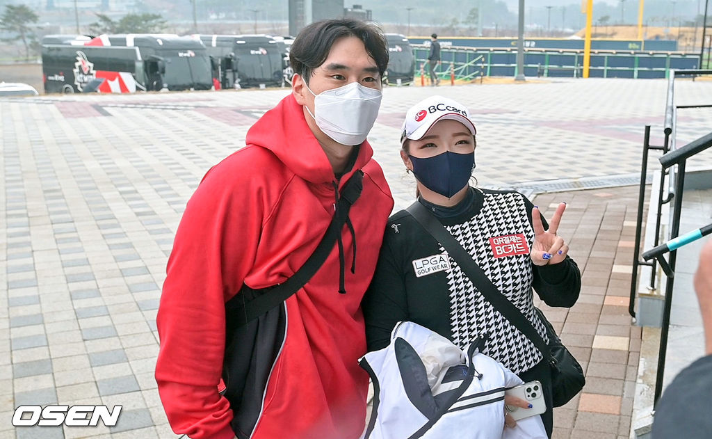 이날 응원차 KT 스프링캠프를 방문한 골프선수 장하나가 김재윤과 포즈를 취하고 있다.  / soul1014@osen.co.kr