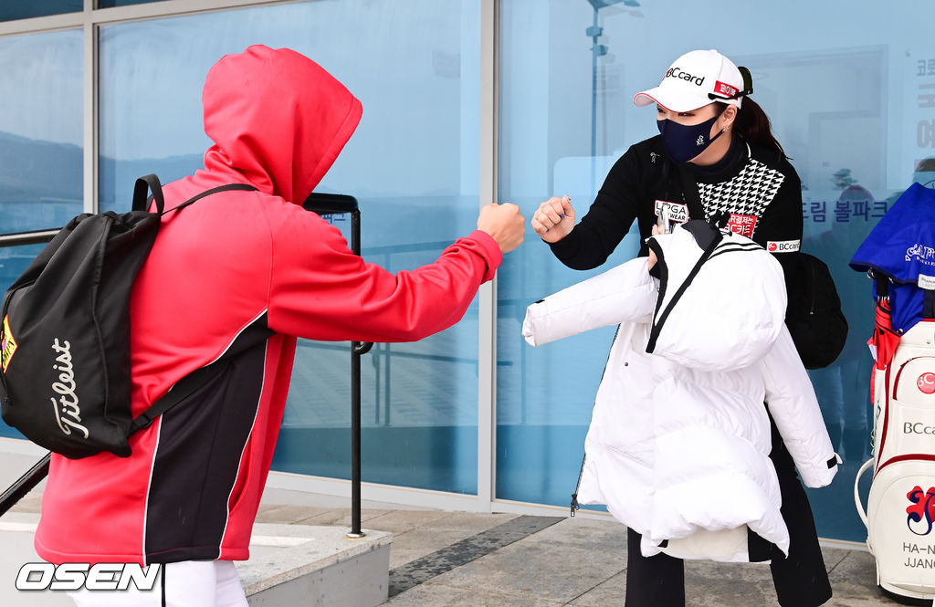KT 위즈가 14일 부산시 기장현대차드림볼파크에서 2021시즌을 준비하는 스프링캠프를 차리고 담금질에 나섰다.이날 응원차 KT 스프링캠프를 방문한 골프선수 장하나가 안영명과 하이파이브를 하고 있다.  / soul1014@osen.co.kr