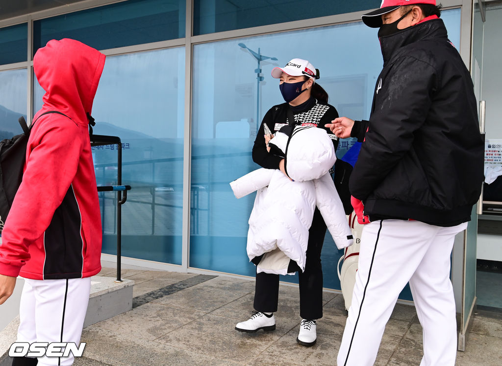 KT 위즈가 14일 부산시 기장현대차드림볼파크에서 2021시즌을 준비하는 스프링캠프를 차리고 담금질에 나섰다.이날 응원차 KT 스프링캠프를 방문한 골프선수 장하나가 박철영 코치, 안영명과 이야기를 나누고 있다.  / soul1014@osen.co.kr