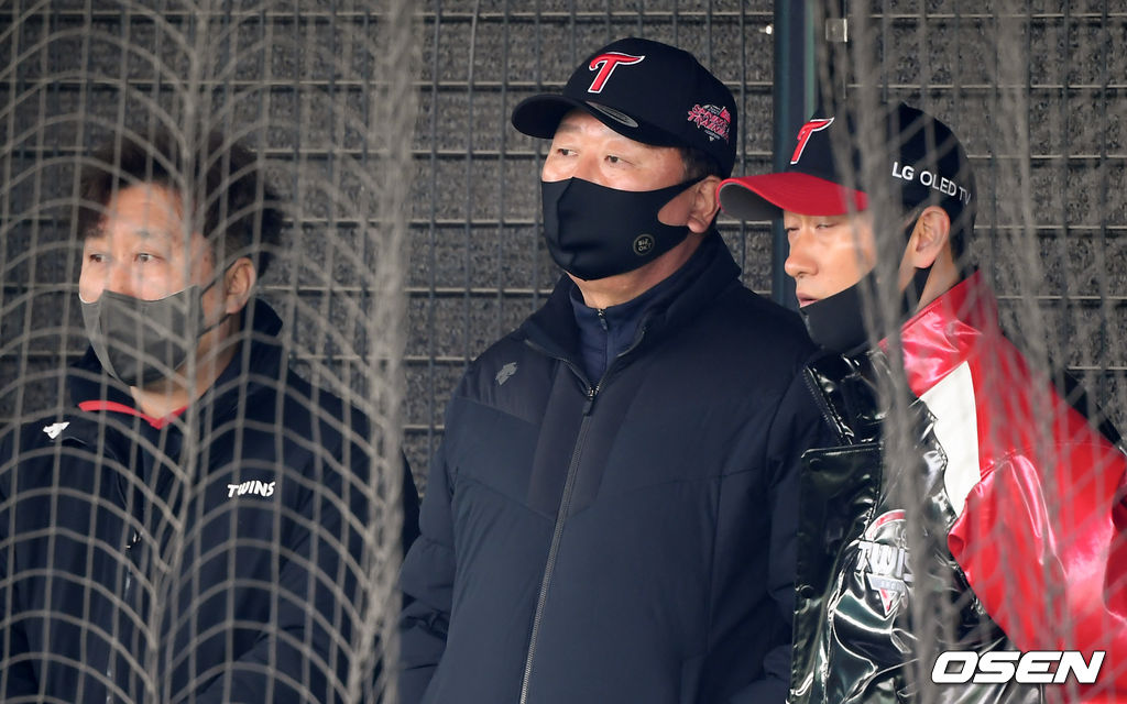 LG 트윈스가 14일 경기도 이천시 LG챔피언스파크에서 2021시즌을 준비하는 스프링캠프를 차리고 담금질에 나섰다.  선동열 전 국가대표팀 감독이 LG 투수들의 피칭을 지켜보고 있다. /cej@osen.co.kr