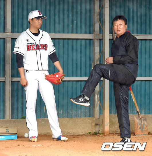 2019년 두산 캠프에서 선동열 전 감독이 이영하에게 원포인트 레슨을 하고 있다. /spjj@osen.co.kr
