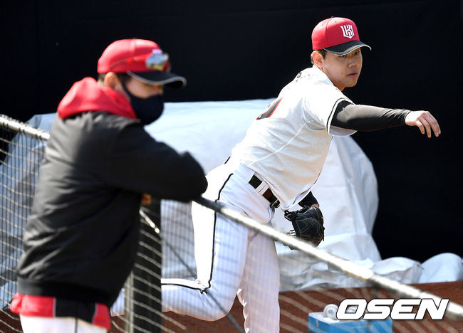 KT 소형준이 불펜 피칭을 펼치고 있다. 이를 바라보는 이강철 감독. / dreamer@osen.co.kr