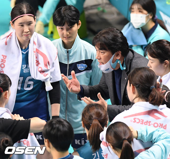 1세트 GS칼텍스 차상현 감독이 작전에 대해 설명하고 있다./ rumi@osen.co.kr