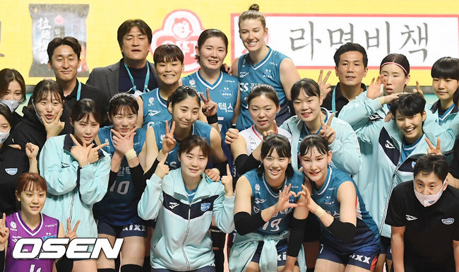 경기를 마치고 GS칼텍스 선수들이 승리의 기쁨을 나누고 있다./ rumi@osen.co.kr