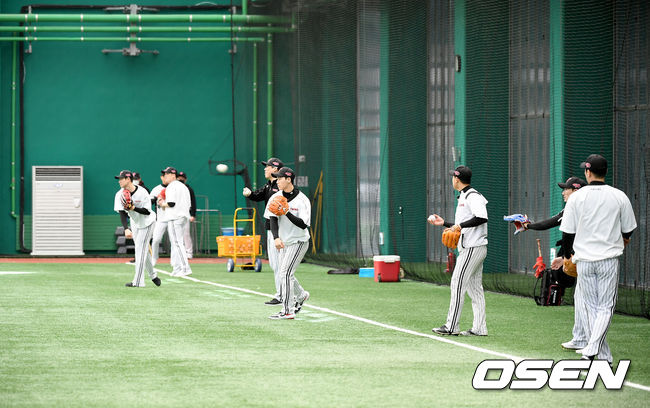 LG 선수들이 실내훈련장에서 캐치볼을 하고 있다./ksl0919@osen.co.kr