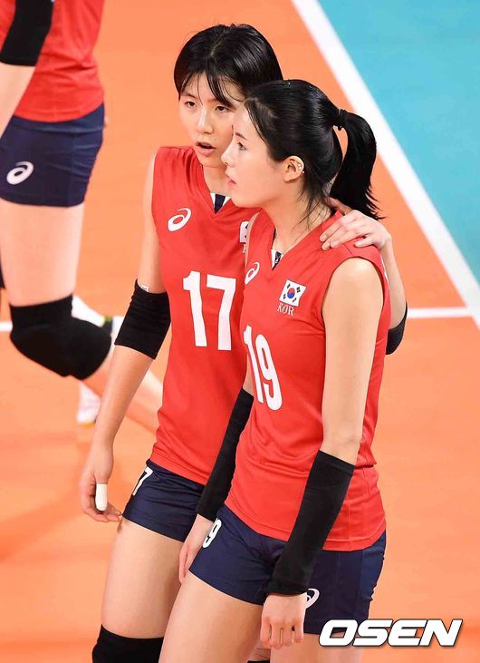 경기 종료 후 한국 이재영-이다영 자매가 승리의 기쁨을 나누고 있다./sunday@osen.co.kr