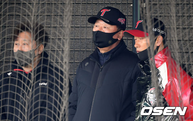 선동열 전 국가대표팀 감독이 LG 투수들의 피칭을 지켜보고 있다. /cej@osen.co.kr
