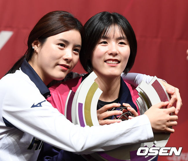 이다영, 이재영 자매가 포토타임을 갖고 있다. /sunday@osen.co.kr