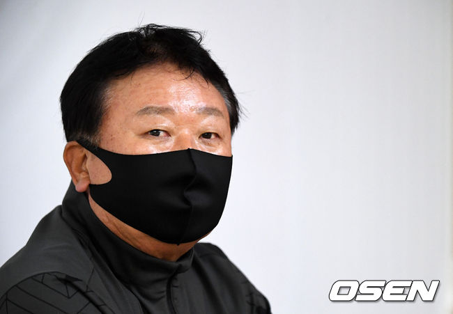 LG 스프링캠프를 방문해 원포인트 레슨을 실시한 선동열 전 감독이 인터뷰를 하고 있다. /jpenws@osen.co.kr