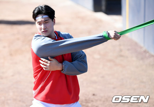 KIA 정해영이 튜빙을 이용해 훈련을 하고 있다./ksl0919@osen.co.kr