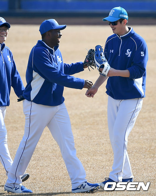 13일 오후 대구삼성라이온즈파크에서 삼성 라이온즈가 2021 스프링캠프 훈련을 가졌다.삼성 피렐라, 구자욱이 이야기를 나누고 있다./ksl0919@osen.co.kr