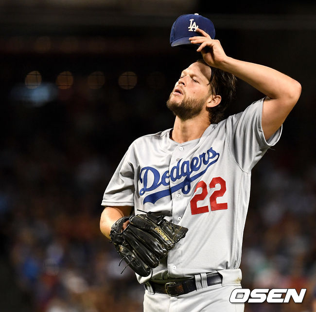 다저스 선발 커쇼가 모자를 고쳐쓰고 있다. /dreamer@osen.co.kr