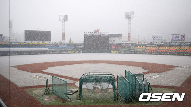 16일 한화 이글스가 대전 한화생명이글스파크에서 2021 스프링캠프 훈련을 가졌다.선수들의 훈련이 끝난 한화생명이글스파크에 눈이 내리고 있다. /youngrae@osen.co.kr