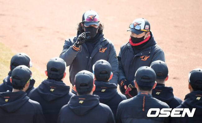 수베로 감독이 선수들과 주루 플레이에 대해 이야기를 하고 있다. /youngrae@osen.co.kr 