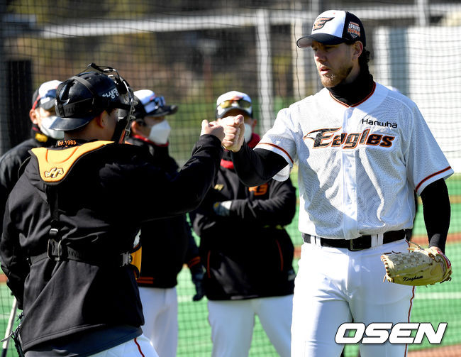 한화 새 외국인투수 닉 킹험과 포수 최재훈이 불펜 투구를 마친 뒤 인사를 나누고 있다. / dreamer@osen.co.kr