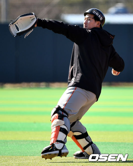 한화 최재훈이 롱토스로 몸을 풀고 있다. / dreamer@osen.co.kr