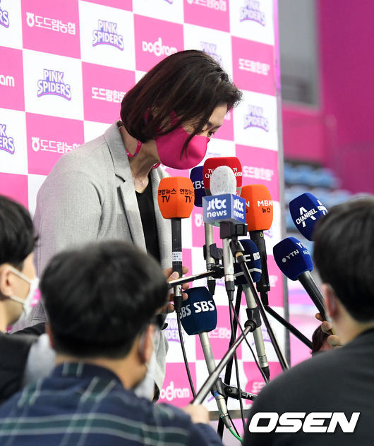 경기에 앞서 흥국생명 박미희 감독이 이재영, 이다영과 관련된 학교 폭력 논란에 대해 생각을 밝히는 자리를 마련하고 있다. /jpenws@osen.co.kr