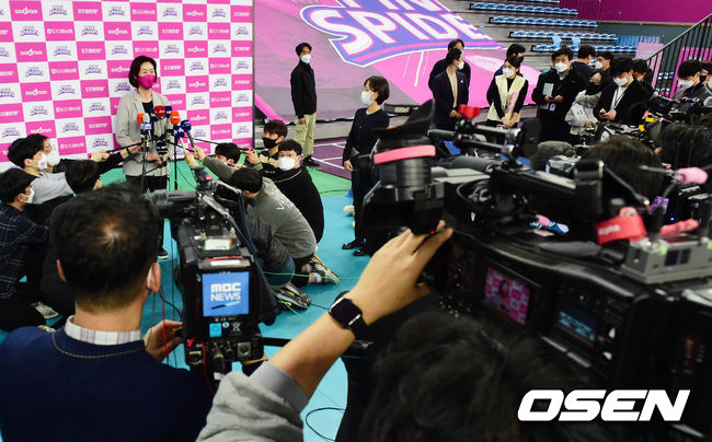 경기에 앞서 흥국생명 박미희 감독이 이재영, 이다영과 관련된 학교 폭력 논란에 대해 생각을 밝히고 있다. /jpenws@osen.co.kr