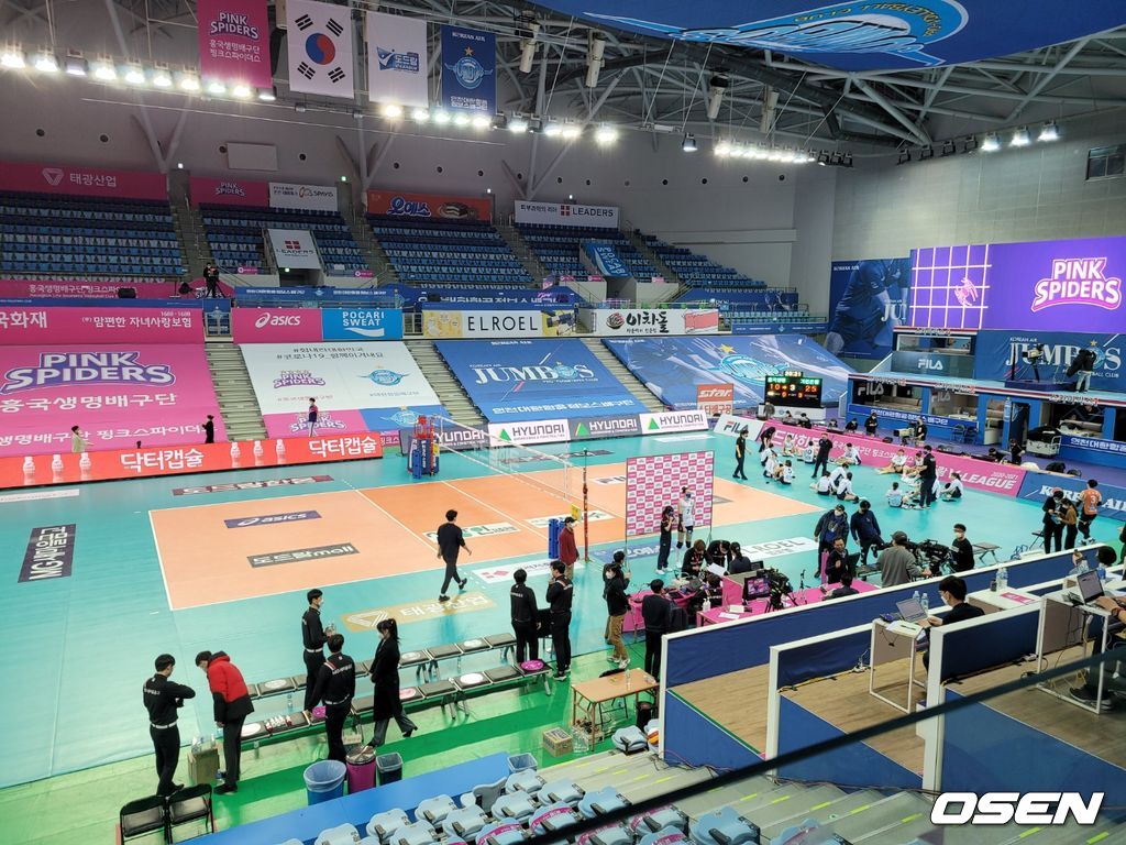 흥국생명 선수들이 IBK기업은행과 경기 후 이례적으로 마무리 운동 없이 코트를 벗어났다.