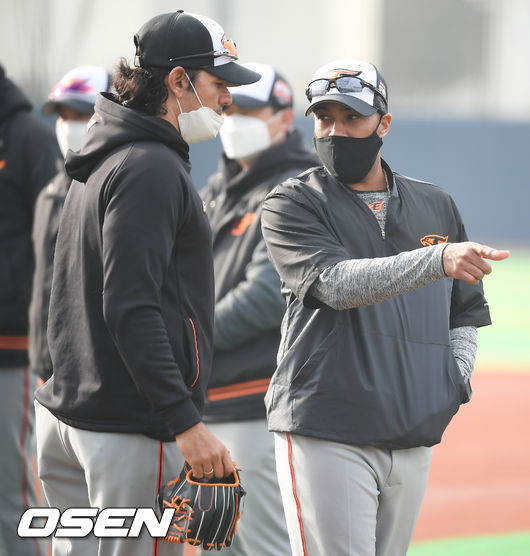 한화 수베로 감독과 워싱턴 코치가 이야기를 나누고 있다. / soul1014@osen.co.kr