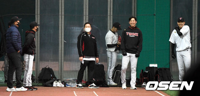 LG 진해수와 차우찬이 캠프지를 방문한 선동열 감독과 대화를 나누며 미소짓고 있다. / dreamer@osen.co.kr