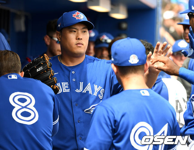 토론토 선발 류현진이 3회초 공격을 무실점으로 막아낸 뒤 더그아웃으로 들어오며 동료들과 인사를 나누고 있다. /dreamer@osen.co.kr