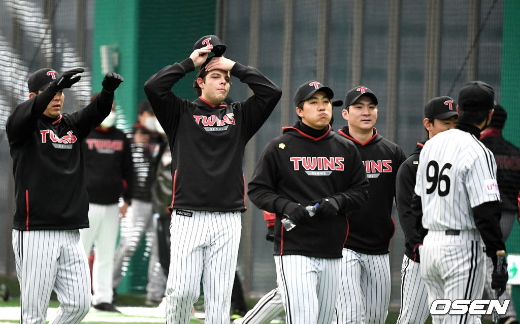 자가격리를 마친 외국인 타자 로베르토 라모스가 스프링캠프에 합류해 첫 훈련을 하고 있다.  /jpenws@osen.co.kr