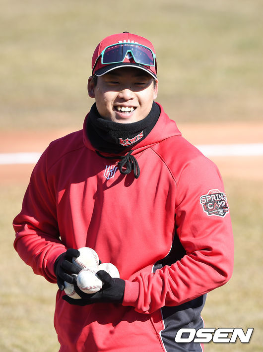 KT 위즈가 17일 부산시 기장현대차드림볼파크에서 2021시즌을 준비하는 스프링캠프를 차리고 담금질에 나섰다.훈련 도우미로 나선 강백호가 선수들과 이야기를 나누고 있다. /youngrae@osen.co.kr