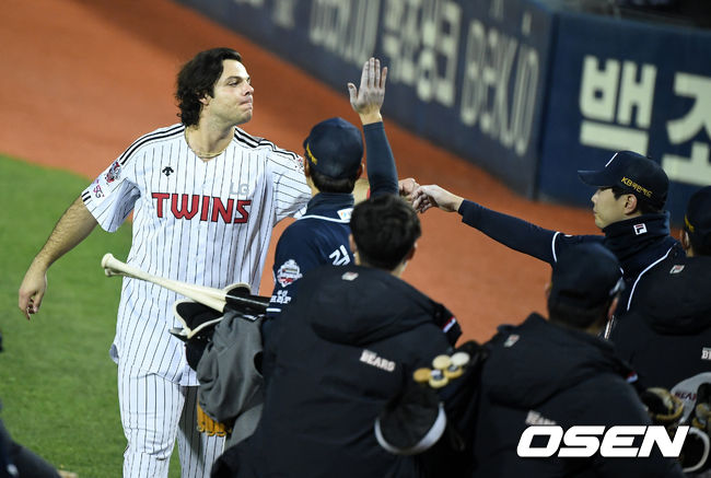 두산은 5일 서울 잠실구장에서 열린 2020 KBO리그 준플레이오프 2차전 LG와의 경기에서 9-7로 힘겹게 승리했다. 이로서 두산은 2연승으로 KT가 기다리고 있는 플레이오프 진출을 확정했다. LG 라모스가 두산 선수들과 인사를 나누고 있다./jpnews@osen.co.kr