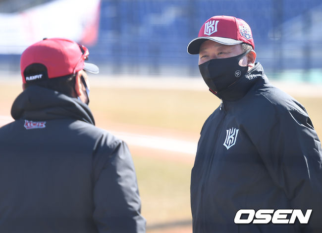 KT 위즈가 17일 부산시 기장현대차드림볼파크에서 2021시즌을 준비하는 스프링캠프를 차리고 담금질에 나섰다.훈련장을 찾은 선동열 전 감독이 이강철 감독과 이야기를 나누고 있다. /youngrae@osen.co.kr