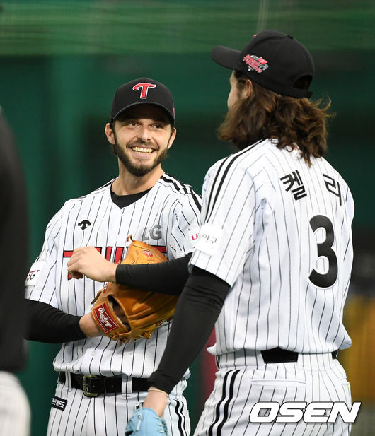 수아레즈, 켈리가 수비 훈련을 하며 즐거워하고 있다. /jpenws@osen.co.kr