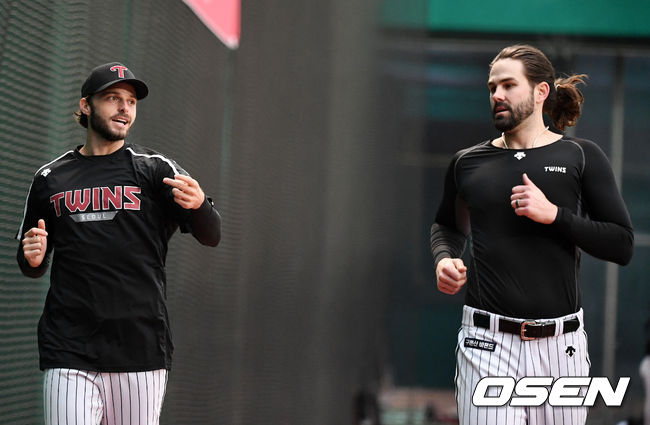 수아레즈, 켈리가 러닝을 하고 있다. /jpenws@osen.co.kr