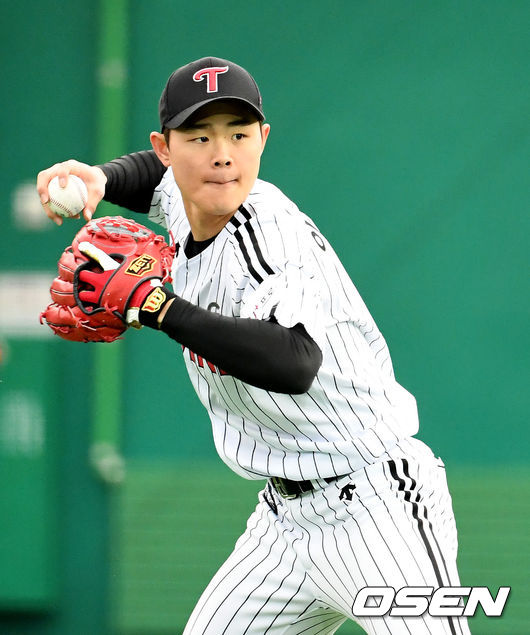 LG 신인 이영빈이 송구 훈련을 하고 있다. /jpenws@osen.co.kr
