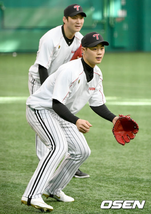 LG 신인 이영빈이 수비 훈련을 하고 있다. 뒤에 선배 오지환이 지켜보고 있다. /ksl0919@osen.co.kr≠