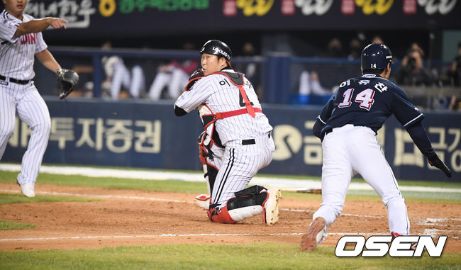 5일 오후 서울 잠실야구장에서 ‘2020 신한은행 SOL KBO리그’ 준플레이오프 2차전 LG 트윈스와 두산 베어스의 경기가 진행됐다.9회초 무사 1루 두산 허경민의 희생번트때 실책을 틈타 1루 주자 이유찬이 득점하고 있다. / soul1014@osen.co.kr