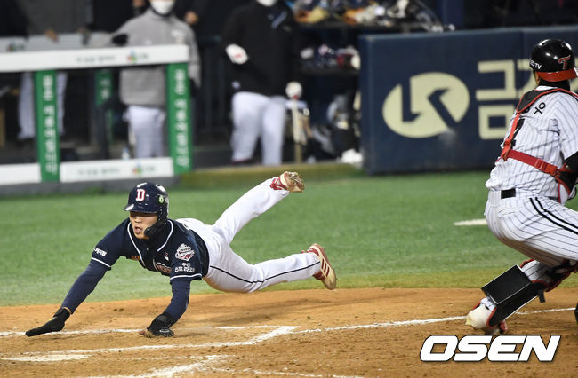 5일 오후 서울 잠실야구장에서 ‘2020 신한은행 SOL KBO리그’ 준플레이오프 2차전 LG 트윈스와 두산 베어스의 경기가 열렸다. 9회초 무사 1루 상황 두산 허경민의 희생번트 때 LG 고우석의 송구 실책으로 공이 1루에서 뒤로 빠졌다. 이 사이 홈으로 쇄도해 세이프되는 주자 이유찬. / dreamer@osen.co.kr
