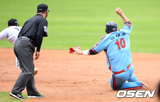 30일 오후 서울 잠실야구장에서 ‘2020 신한은행 SOL KBO 리그’ LG 트윈스와 롯데 자이언츠의 경기가 열렸다. 3회초 1사 1루에서 롯데 1루주자 이대호가 도루에 성공하고 있다. /sunday@osen.co.kr