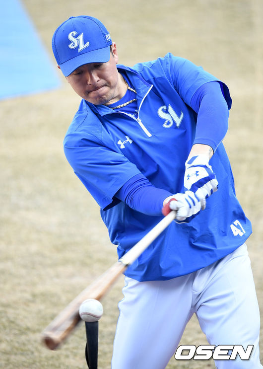 13일 오후 대구삼성라이온즈파크에서 삼성 라이온즈가 2021 스프링캠프 훈련을 가졌다.삼성 강민호가 타격훈련을 하고 있다./ksl0919@osen.co.kr